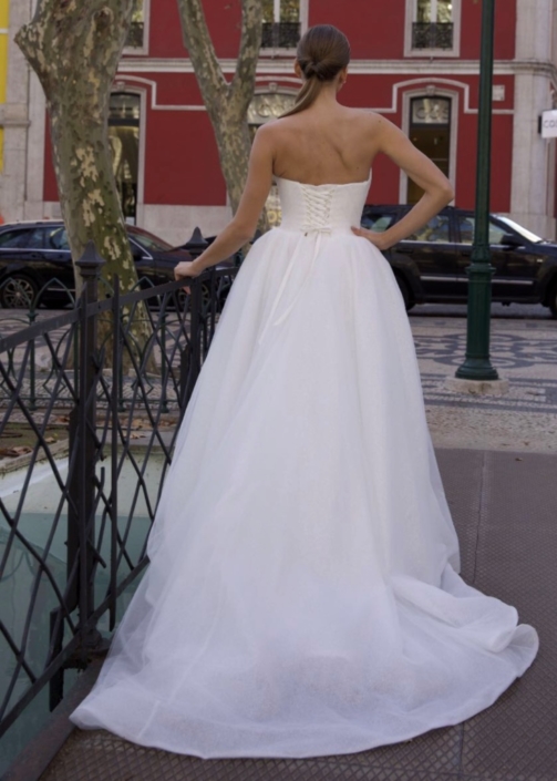 Robe de mariée Victoria de chez Sybelle Couture. En bustier, cette robe de mariée est en tulle entièrement pailleté. Forme princesse