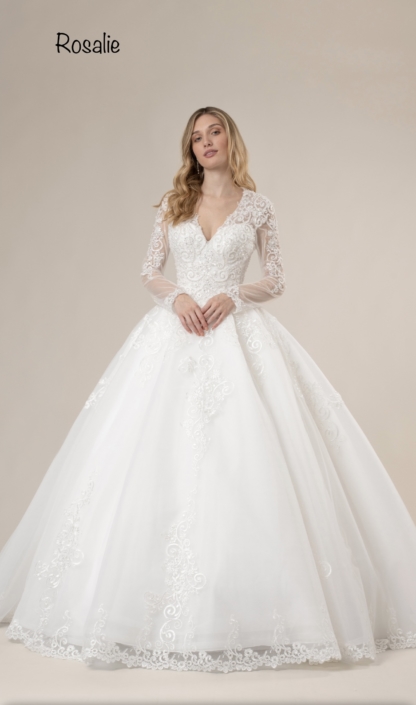 Robe de mariée Rosalie de chez Frambroise Paris, forme trapèze ou Princesse (au choix), broderie, strass, perles et tulle. Robe avec des manches en transparence