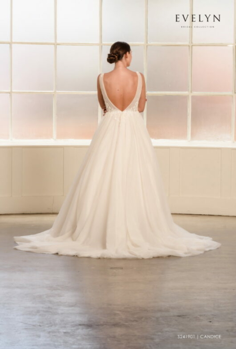 Robe de mariée «Candice» de chez Evelyne Bridal. Cette robe de mariée est en dentelle et tulle plissé sur le buste et en tulle sur la jupe. Disponible en Ivoire et en nude. Cette robe de mariée est disponible dans votre boutique Rêve d'un Jour à Yvetôt
