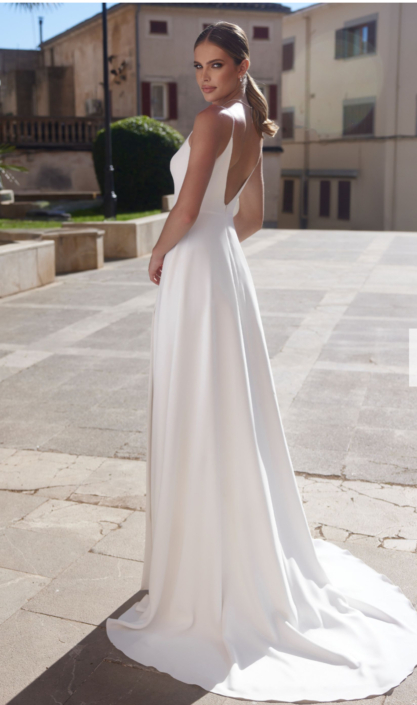 Robe de mariée Adelina de chez Bianco Evento Magnifique robe de mariée en crêpe. Retrouvez cette robe de mariée chez Rêve d'un Jour à Yvetot