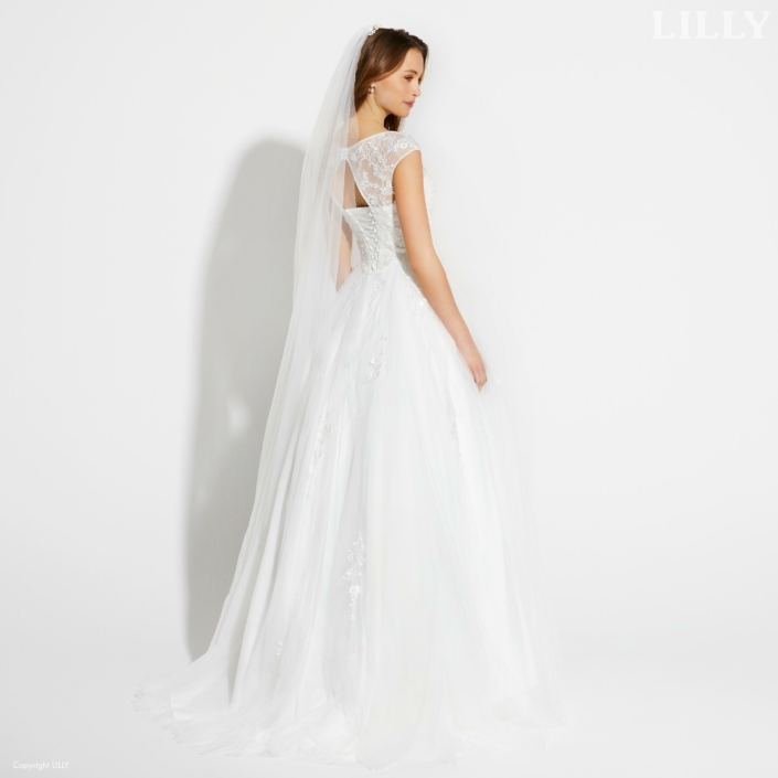 Robe de mariée Bruna de chez Lilly. Cette magnifique robe de mariée est en tulle soft avec un haut en dentelle fine. Venez découvrir cette robe de mariée chez Rêve d'un Jour à Yvetot