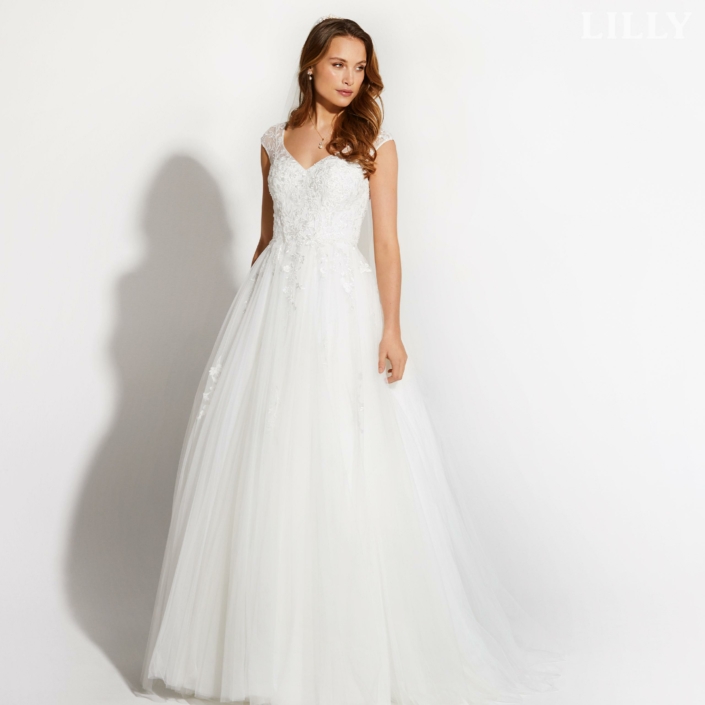 Robe de mariée Bruna de chez Lilly. Cette magnifique robe de mariée est en tulle soft avec un haut en dentelle fine. Venez découvrir cette robe de mariée chez Rêve d'un Jour à Yvetot