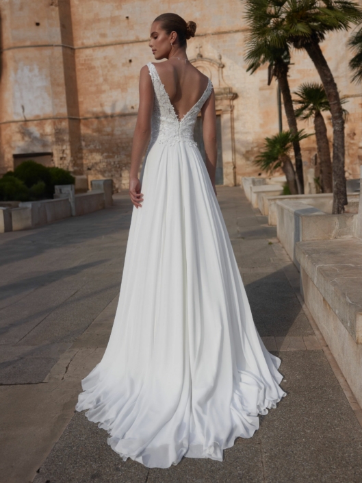 Robe de mariée Camélia de chez Bianco Evento Magnifique robe de mariée en mousseline avec un haut en dentelle fine légèrement stressée. Retrouvez cette robe de mariée chez Rêve d'un Jour à Yvetot