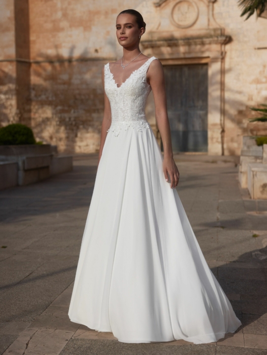 Robe de mariée Camélia de chez Bianco Evento Magnifique robe de mariée en mousseline avec un haut en dentelle fine légèrement stressée. Retrouvez cette robe de mariée chez Rêve d'un Jour à Yvetot