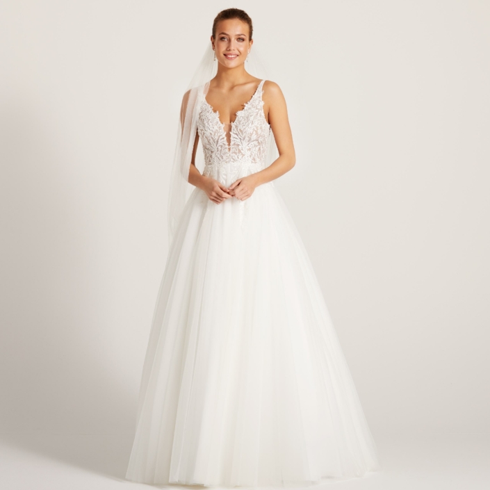 Robe de mariée Coline de Lilly. Magnifique robe de mariée en tulle soft avec un haut en dentelle fine légèrement stressée. Retrouvez cette robe de mariée chez Rêve d'un Jour à Yvetot