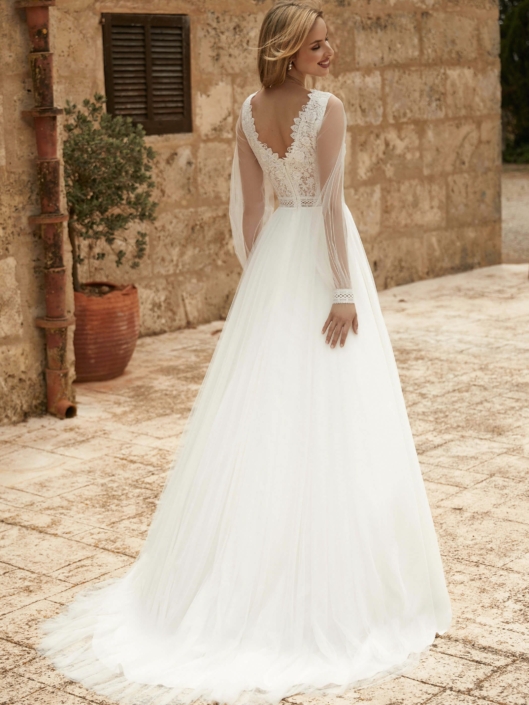 Robe de mariée Débora de chez Bianco Evento Magnifique robe de mariée en tulle soft avec un haut en dentelle fine et des manches Bishop end tulle, légèrement stressée. Retrouvez cette robe de mariée chez Rêve d'un Jour à Yvetot