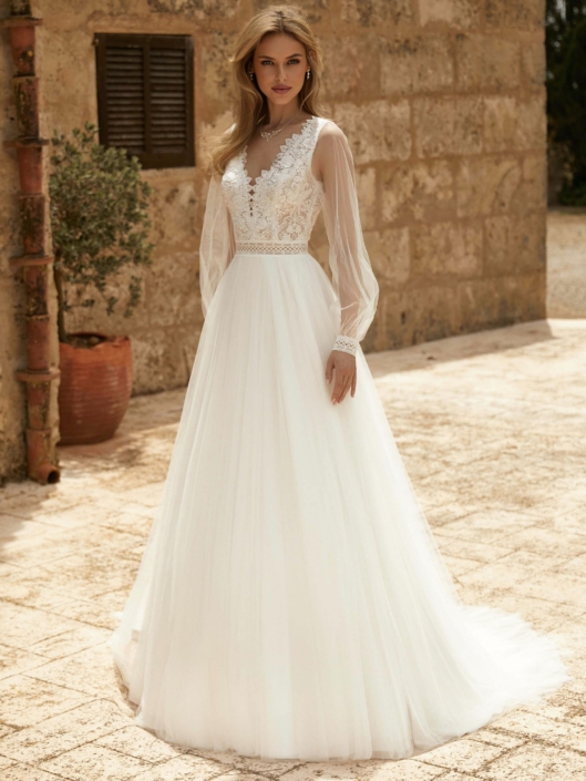 Robe de mariée Débora de chez Bianco Evento Magnifique robe de mariée en tulle soft avec un haut en dentelle fine et des manches Bishop end tulle, légèrement stressée. Retrouvez cette robe de mariée chez Rêve d'un Jour à Yvetot