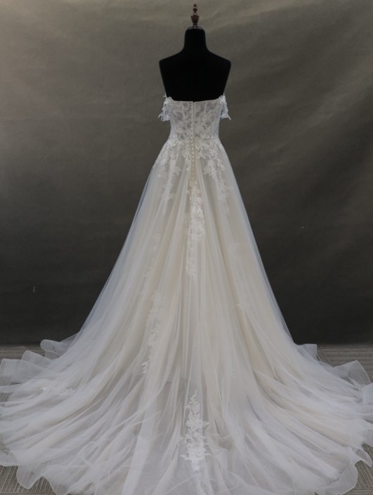 Robe de mariée Estrella de chez Herawhite. Cette magnifique robe de mariée est en tulle brodé avec un haut en applique de dentelle fine. Venez découvrir cette robe de mariée chez Rêve d'un Jour à Yvetot