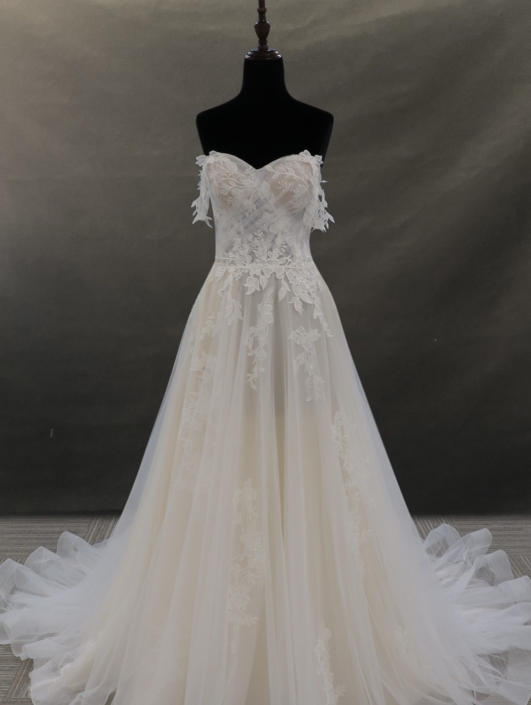 Robe de mariée Estrella de chez Herawhite. Cette magnifique robe de mariée est en tulle brodé avec un haut en applique de dentelle fine. Venez découvrir cette robe de mariée chez Rêve d'un Jour à Yvetot