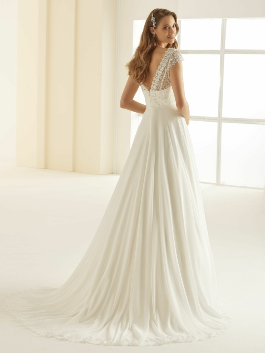 Robe de mariée Margaret de chez Bianco Evento. Cette magnifique robe de mariée est en mousseline avec un haut en dentelle géométrique. Venez découvrir cette robe de mariée chez Rêve d'un Jour à Yvetot