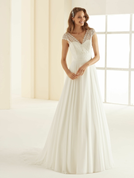 Robe de mariée Margaret de chez Bianco Evento. Cette magnifique robe de mariée est en mousseline avec un haut en dentelle géométrique. Venez découvrir cette robe de mariée chez Rêve d'un Jour à Yvetot