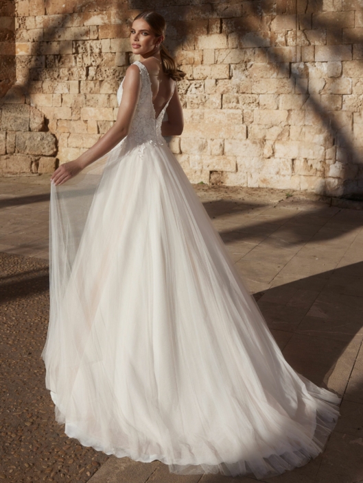 Robe de mariée Valéria de chez Bianco Evento Magnifique robe de mariée en tulle soft avec un haut en dentelle fine légèrement stressée. Retrouvez cette robe de mariée chez Rêve d'un Jour à Yvetot