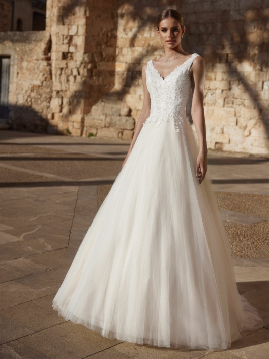 Robe de mariée Valéria de chez Bianco Evento Magnifique robe de mariée en tulle soft avec un haut en dentelle fine légèrement stressée. Retrouvez cette robe de mariée chez Rêve d'un Jour à Yvetot