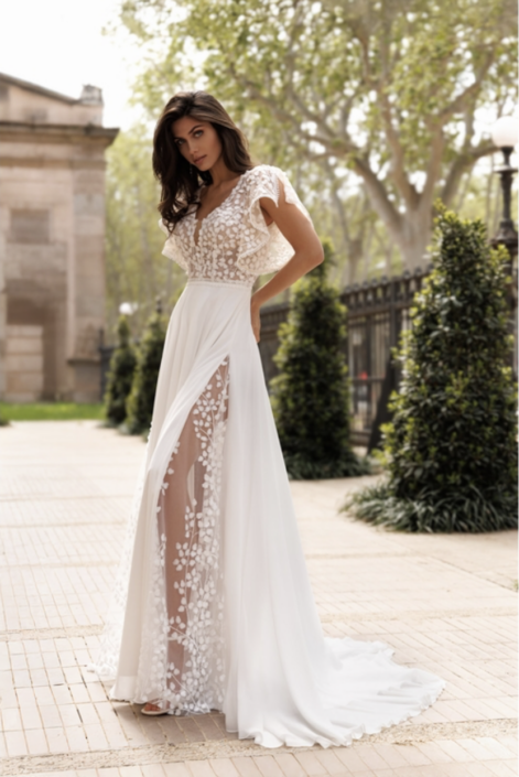 La robe Alba est une robe de mariée style Bohème Chic avec son bustier dentelle serti de feuille et une belle fluidité sur la jupe avec sa mousseline. Cette sublime robe de mariée vous attend dans votre boutique "Rêve d'un Jour" à Yvetot (entre Rouen et Le Havre)