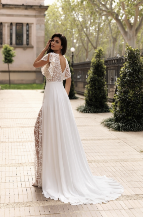La robe Alba est une robe de mariée style Bohème Chic avec son bustier dentelle serti de feuille et une belle fluidité sur la jupe avec sa mousseline. Cette sublime robe de mariée vous attend dans votre boutique "Rêve d'un Jour" à Yvetot (entre Rouen et Le Havre)