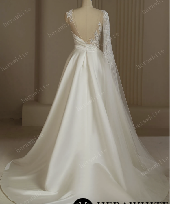 Robe de mariée Azalée. C'est une robe de mariée en satin plissé avec un bustier en tulle serti de sequins tout en transparence. Cette robe de mariée est disponible dans votre boutique Rêve d'un Jour à Yvetot situé entre Rouen et Le Havre