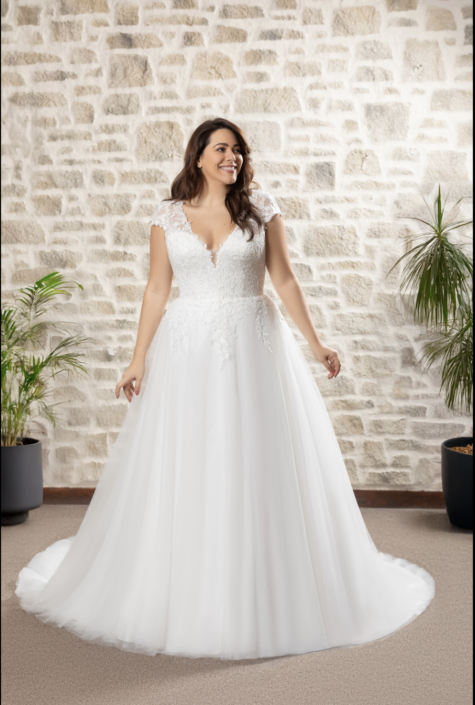 Robe de mariée Bianca. Magnifique robe de mariée confectionnée sur un tulle soft, brodé et orné de légers strass sur le bustier. Une superbe traine ronde. Retrouvez cette robe de mariée chez Rêve d'un Jour à Yvetot entre Rouen et Le Havre