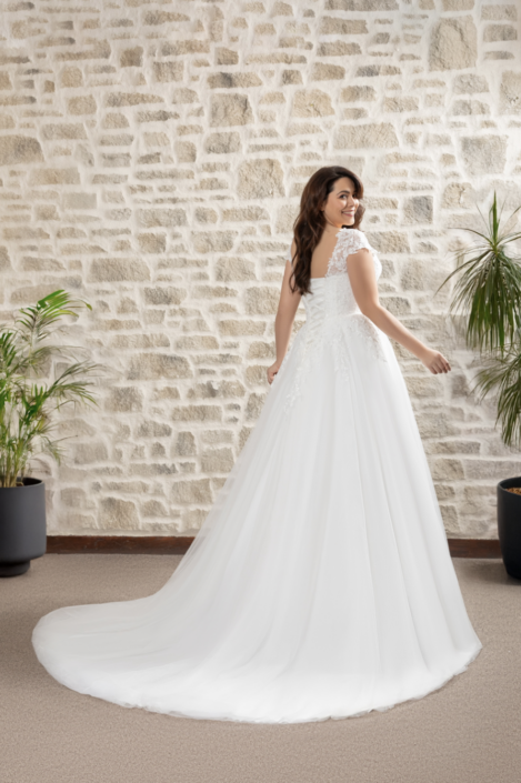 Robe de mariée Bianca. Magnifique robe de mariée confectionnée sur un tulle soft, brodé et orné de légers strass sur le bustier. Une superbe traine ronde. Retrouvez cette robe de mariée chez Rêve d'un Jour à Yvetot entre Rouen et Le Havre