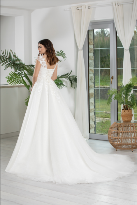 Robe de mariée CLHOÉ . Magnifique robe de mariée confectionnée sur un tulle paillette, brodé et orné de légers strass sur le bustier. Une superbe traine ronde. Retrouvez cette robe de mariée chez Rêve d'un Jour à Yvetot entre Rouen et Le Havre