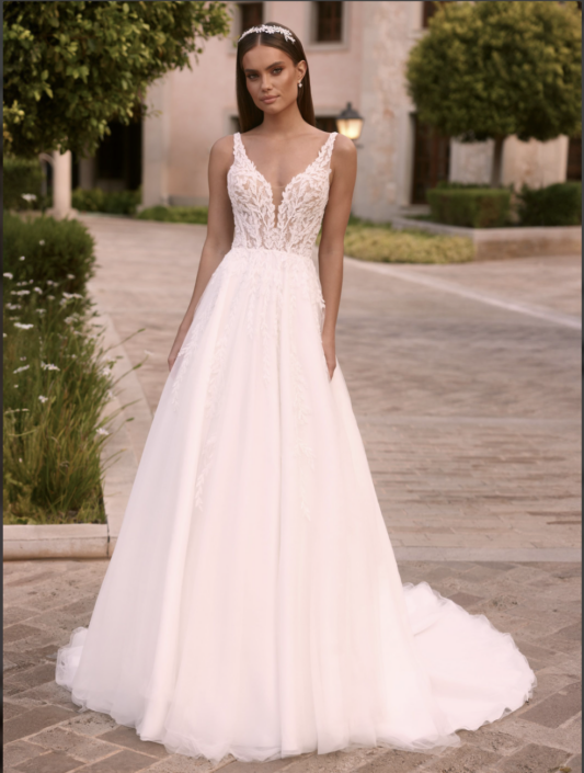 La robe Lérodéa est une robe de mariée style Trapèze avec sa dentelle ornée de strass et une belle fluidité sur la jupe avec son tulle soft. Cette sublime robe de mariée vous attend dans votre boutique "Rêve d'un Jour" à Yvetot (entre Rouen et Le Havre)