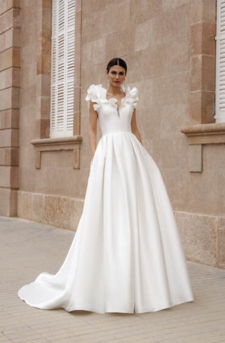 Robe de mariée Dahlia. Magnifique robe de mariée confectionnée sur un Mikado. Bustier avec bretelles floues et une jupe plissée. superbe Traine ronde Retrouvez cette robe de mariée chez Rêve d'un Jour à Yvetot entre Rouen et Le Havre