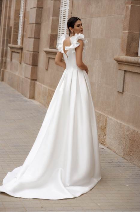 Robe de mariée Dahlia. Magnifique robe de mariée confectionnée sur un Mikado. Bustier avec bretelles floues et une jupe plissée. superbe Traine ronde Retrouvez cette robe de mariée chez Rêve d'un Jour à Yvetot entre Rouen et Le Havre