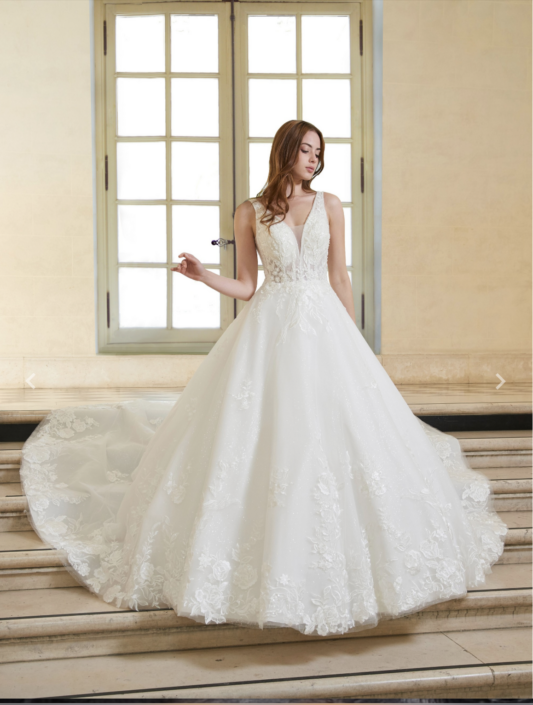 Robe de mariée Denise. C'est une robe de mariée en tulle soft et doux avec un bustier en tulle serti de sequins. Cette robe de mariée est disponible dans votre boutique Rêve d'un Jour à Yvetot situé entre Rouen et Le Havre