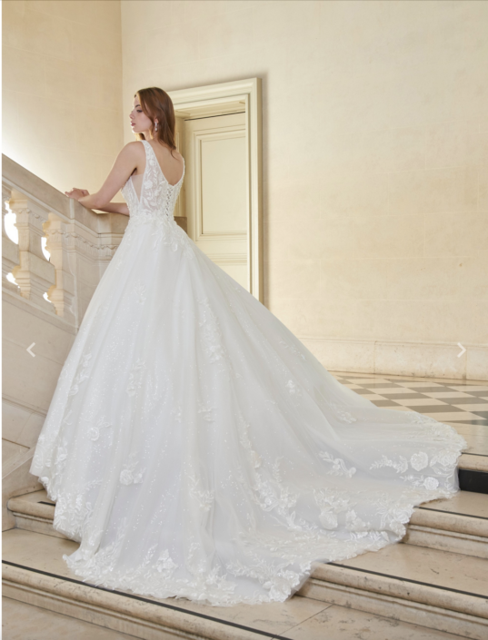 Robe de mariée Denise. C'est une robe de mariée en tulle soft et doux avec un bustier en tulle serti de sequins. Cette robe de mariée est disponible dans votre boutique Rêve d'un Jour à Yvetot situé entre Rouen et Le Havre