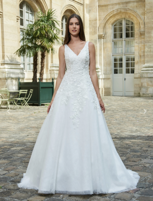 Robe de mariée Emilie. C'est une robe de mariée en tulle soft et doux avec un bustier en tulle serti de sequins. Cette robe de mariée est disponible dans votre boutique Rêve d'un Jour à Yvetot situé entre Rouen et Le Havre