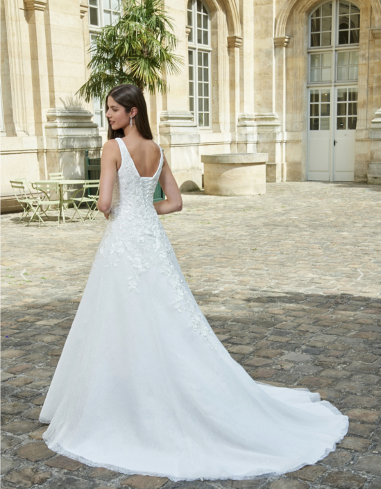 Robe de mariée Emilie. C'est une robe de mariée en tulle soft et doux avec un bustier en tulle serti de sequins. Cette robe de mariée est disponible dans votre boutique Rêve d'un Jour à Yvetot situé entre Rouen et Le Havre