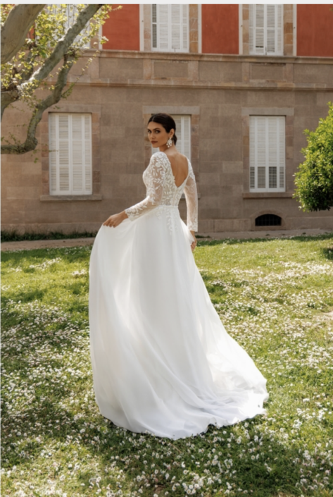 Robe de mariée Holly. C'est une robe de mariée en mousseline avec un bustier avec manches en dentelle. Cette robe de mariée est disponible dans votre boutique Rêve d'un Jour à Yvetot situé entre Rouen et Le Havre