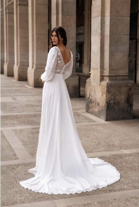 La robe Hortense est une robe de mariée style Bohème Chic avec son bustier dentelle avec des manches en mousseline et dentelle fleurie et une belle fluidité sur la jupe avec sa mousseline. Cette sublime robe de mariée vous attend dans votre boutique "Rêve d'un Jour" à Yvetot (entre Rouen et Le Havre)
