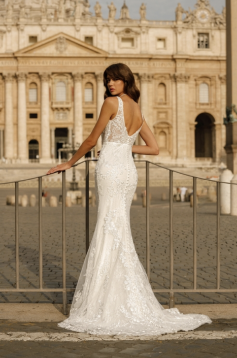 La robe Juliane est une robe de mariée style fourreau avec son bustier dentelle serti de sequins. Cette sublime robe de mariée vous attend dans votre boutique "Rêve d'un Jour" à Yvetot (entre Rouen et Le Havre)