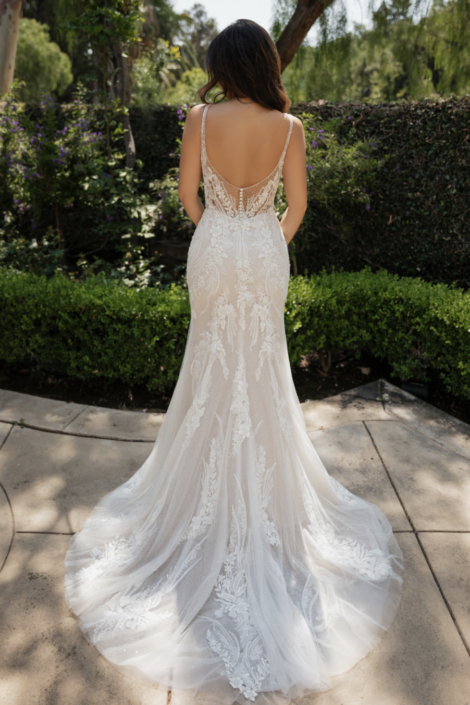 La robe Kristin est une robe de mariée style fourreau avec son bustier dentelle serti de strass. Cette sublime robe de mariée vous attend dans votre boutique "Rêve d'un Jour" à Yvetot (entre Rouen et Le Havre)