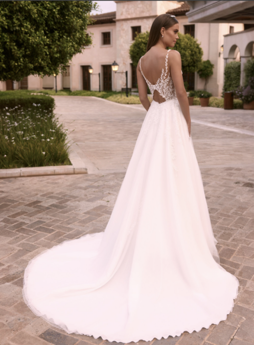 La robe Lérodéa est une robe de mariée style Trapèze avec sa dentelle ornée de strass et une belle fluidité sur la jupe avec son tulle soft. Cette sublime robe de mariée vous attend dans votre boutique "Rêve d'un Jour" à Yvetot (entre Rouen et Le Havre)