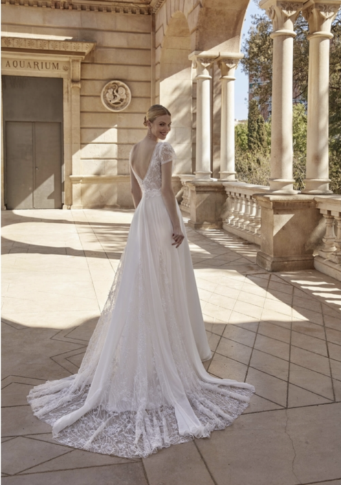 La robe Lila est une robe de mariée style Bohème Chic avec son bustier dentelle serti de strass et une belle fluidité sur la jupe avec sa mousseline. Une traine rappelant le travail du bustier fini la robe. Cette sublime robe de mariée vous attend dans votre boutique "Rêve d'un Jour" à Yvetot (entre Rouen et Le Havre)