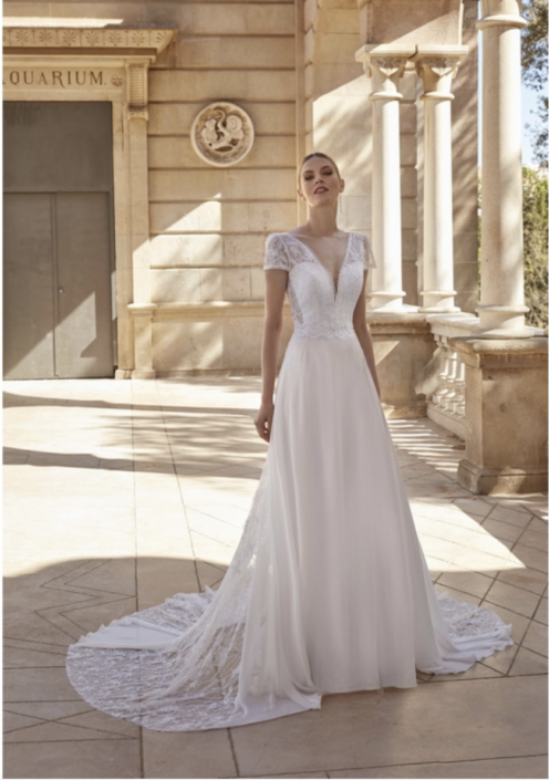 La robe Lila est une robe de mariée style Bohème Chic avec son bustier dentelle serti de strass et une belle fluidité sur la jupe avec sa mousseline. Une traine rappelant le travail du bustier fini la robe. Cette sublime robe de mariée vous attend dans votre boutique "Rêve d'un Jour" à Yvetot (entre Rouen et Le Havre)