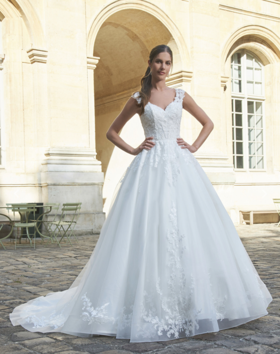Robe de mariée Linda. C'est une robe de mariée en tulle soft et doux avec un bustier en tulle serti de sequins. Cette robe de mariée est disponible dans votre boutique Rêve d'un Jour à Yvetot situé entre Rouen et Le Havre