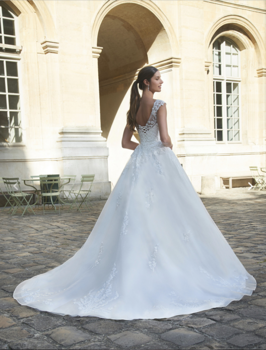 Robe de mariée Linda. C'est une robe de mariée en tulle soft et doux avec un bustier en tulle serti de sequins. Cette robe de mariée est disponible dans votre boutique Rêve d'un Jour à Yvetot situé entre Rouen et Le Havre
