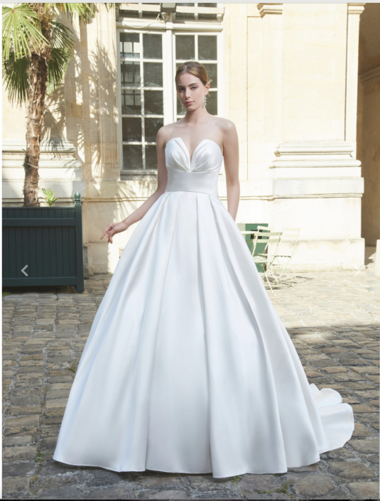 Robe de mariée Loane. Magnifique robe de mariée en mikado avec un haut plissé. Une superbe traine ronde. Retrouvez cette robe de mariée chez Rêve d'un Jour à Yvetot entre Rouen et Le Havre