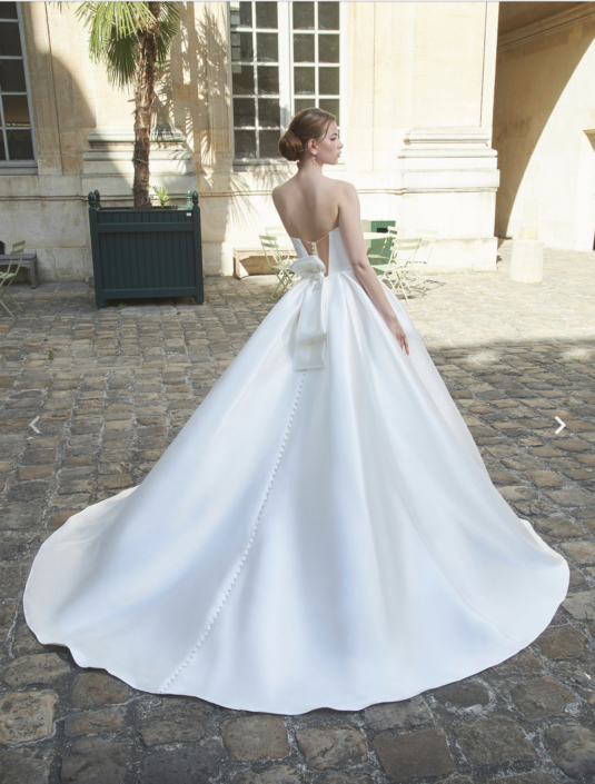 Robe de mariée Loane. Magnifique robe de mariée en mikado avec un haut plissé. Une superbe traine ronde. Retrouvez cette robe de mariée chez Rêve d'un Jour à Yvetot entre Rouen et Le Havre