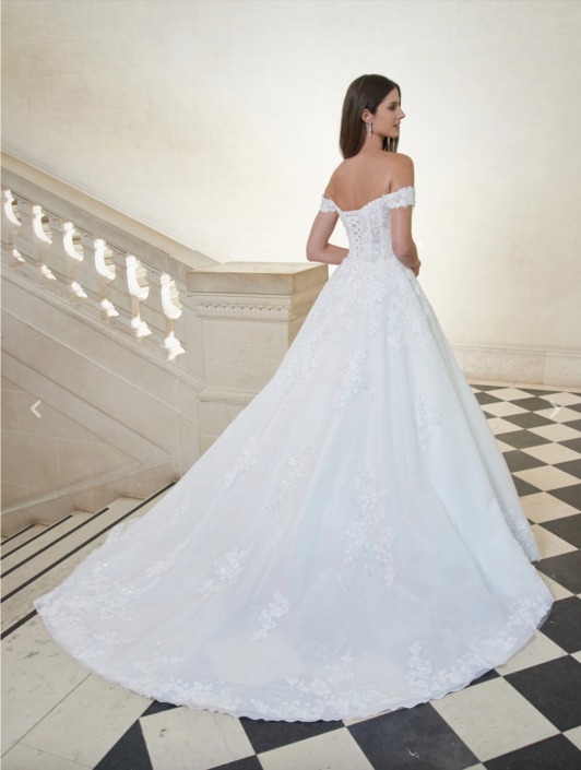 Robe de mariée Ludivine. C'est une robe de mariée en tulle soft et doux avec un bustier en tulle serti de sequins. Cette robe de mariée est disponible dans votre boutique Rêve d'un Jour à Yvetot situé entre Rouen et Le Havre