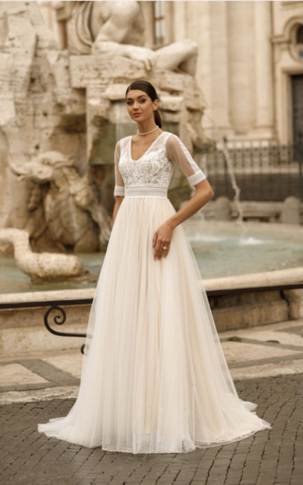 La robe Margaux est une robe de mariée style Bohème Chic avec son tissus en plumetis et une belle fluidité sur la jupe avec son tulle soft. Cette sublime robe de mariée vous attend dans votre boutique "Rêve d'un Jour" à Yvetot (entre Rouen et Le Havre)