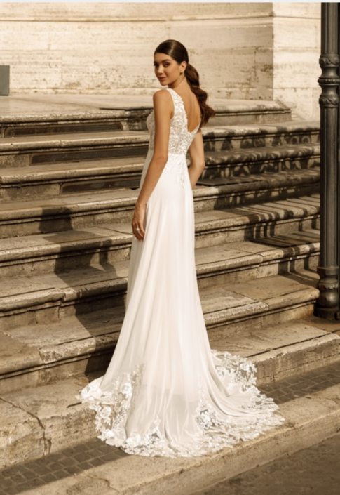 La robe Marjolaine est une robe de mariée style Bohème Chic avec son bustier dentelle serti de léger sequins et une belle fluidité sur la jupe avec sa mousseline. La jupe se termine par une belle traine en dentelle. Cette sublime robe de mariée vous attend dans votre boutique "Rêve d'un Jour" à Yvetot (entre Rouen et Le Havre)