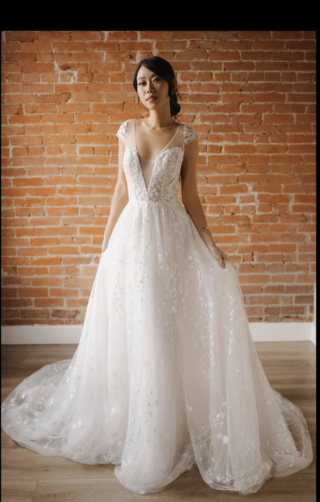 Robe de mariée Opal. Magnifique robe de mariée confectionnée sur un tulle entièrement brodé et orné de légers strass. Une superbe traine ronde. Retrouvez cette robe de mariée chez Rêve d'un Jour à Yvetot entre Rouen et Le Havre