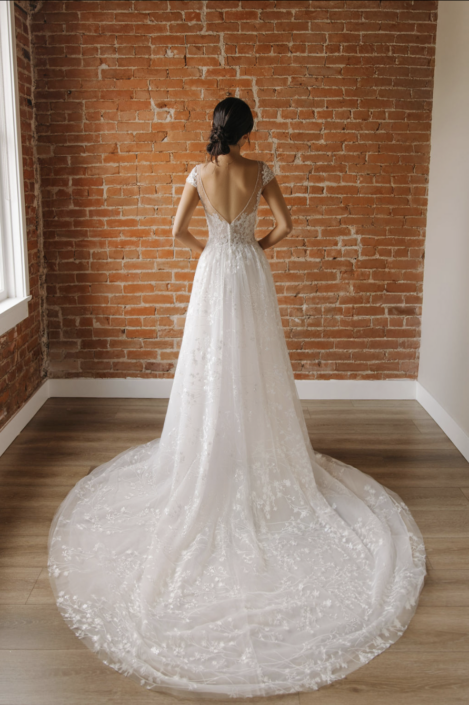 Robe de mariée Opal. Magnifique robe de mariée confectionnée sur un tulle entièrement brodé et orné de légers strass. Une superbe traine ronde. Retrouvez cette robe de mariée chez Rêve d'un Jour à Yvetot entre Rouen et Le Havre