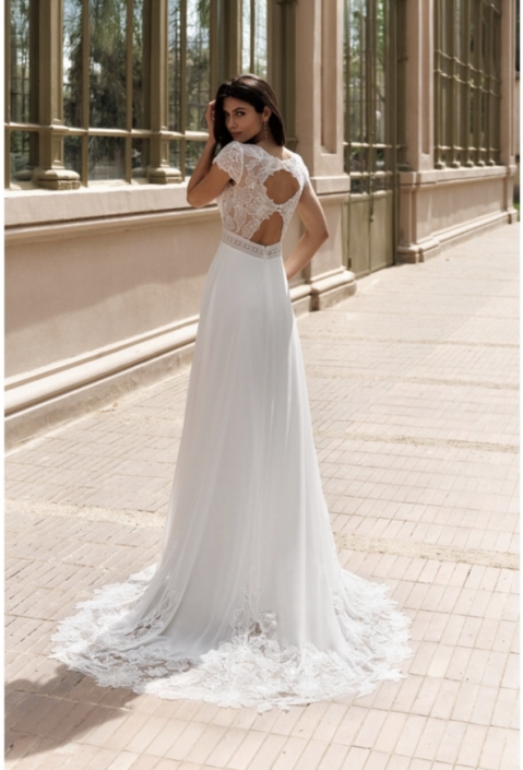 Robe de mariée Pivoine. C'est une robe de mariée en mousseline avec un bustier dentelle avec un dos papillon. Une magnifique traine orné de la dentelle du bustier. Cette robe de mariée est disponible dans votre boutique Rêve d'un Jour à Yvetot situé entre Rouen et Le Havre