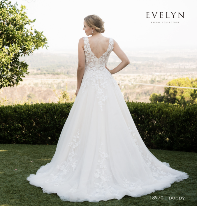 Robe de mariée CLHOÉ . Magnifique robe de mariée confectionnée sur un tulle paillette, brodé et orné de légers strass sur le bustier. Une superbe traine ronde. Retrouvez cette robe de mariée chez Rêve d'un Jour à Yvetot entre Rouen et Le Havre