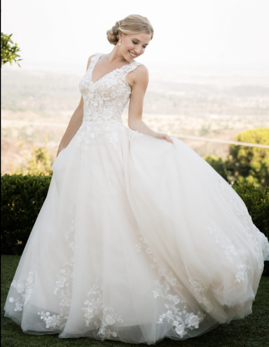 Robe de mariée Poppy . Magnifique robe de mariée confectionnée sur un tulle soft, brodé de dentelle en 3D et orné de légers strass sur le bustier, elle se termine par une superbe . Retrouvez cette robe de mariée chez Rêve d'un Jour à Yvetot entre Rouen et Le Havre