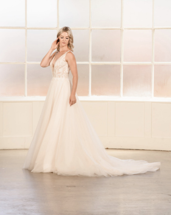 La robe Quinn est une robe de mariée style Trapèze avec sa dentelle ornée de strass et une belle fluidité sur la jupe avec son tulle soft. Cette sublime robe de mariée vous attend dans votre boutique "Rêve d'un Jour" à Yvetot (entre Rouen et Le Havre)
